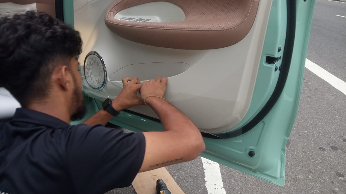 බිංගෝ කා එකේ පරිස්සමට ප්ලාස්ටික් ස්ටිකර් කවර ඇලෙව්වා